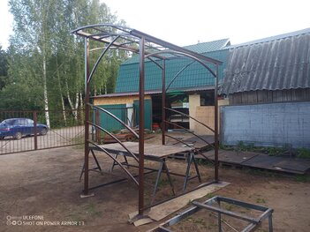 Навес над входной дверью на опорах (д.3 х ш.2 х в.3,20м)
