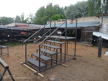 Крыльцо с площадкой, ширина 1,5 метра (5 ступенек)